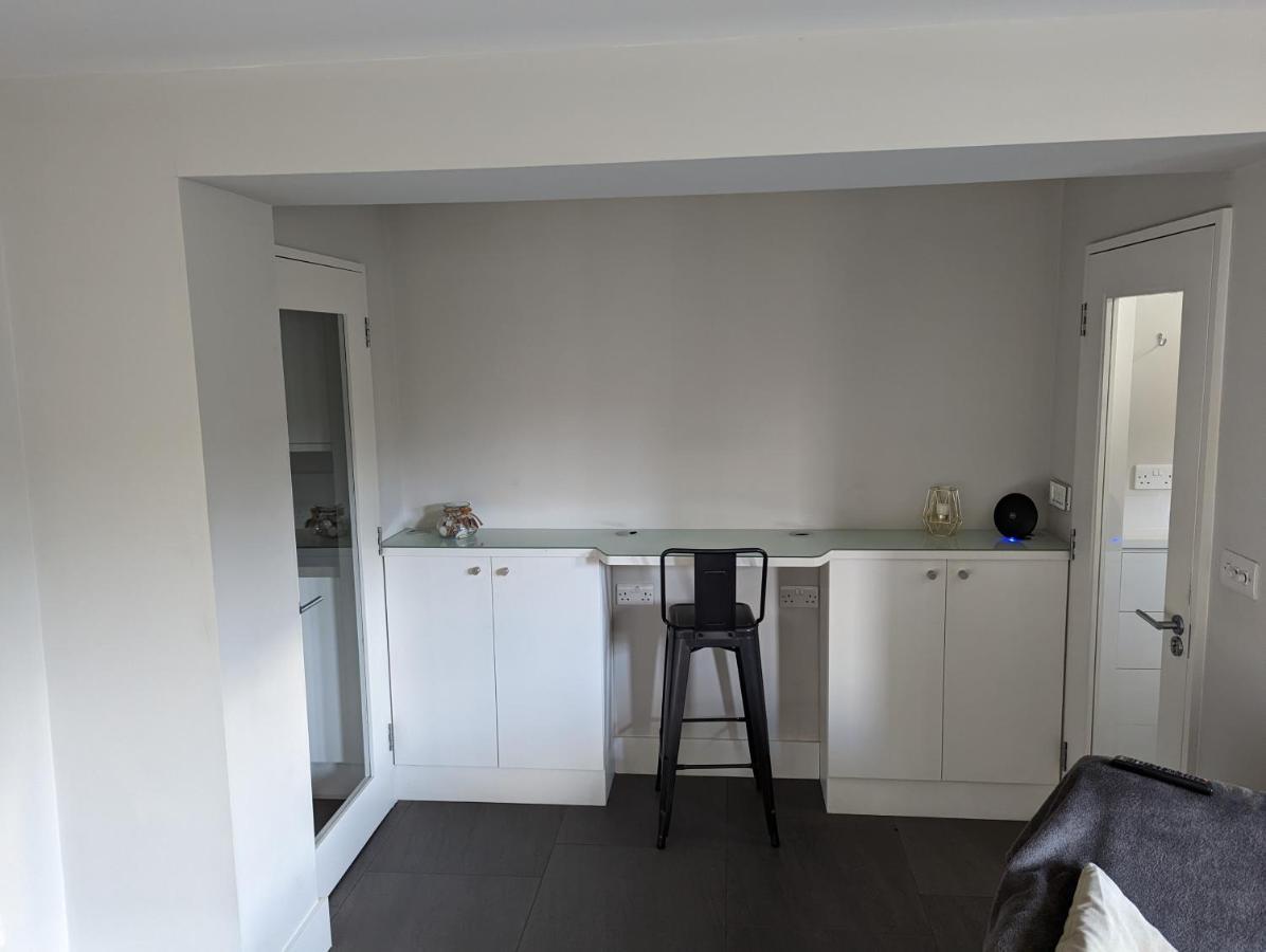 Basement Apartment In Central Бат Экстерьер фото